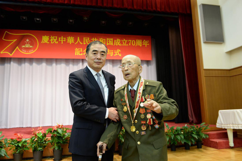 中国大使館が日本籍の元解放軍兵士に「中華人民共和国成立70周年祝賀」記念章を授与