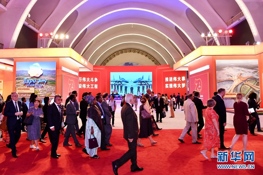 中華人民共和国成立70周年祝賀大型成果展を各国大使らが見学
