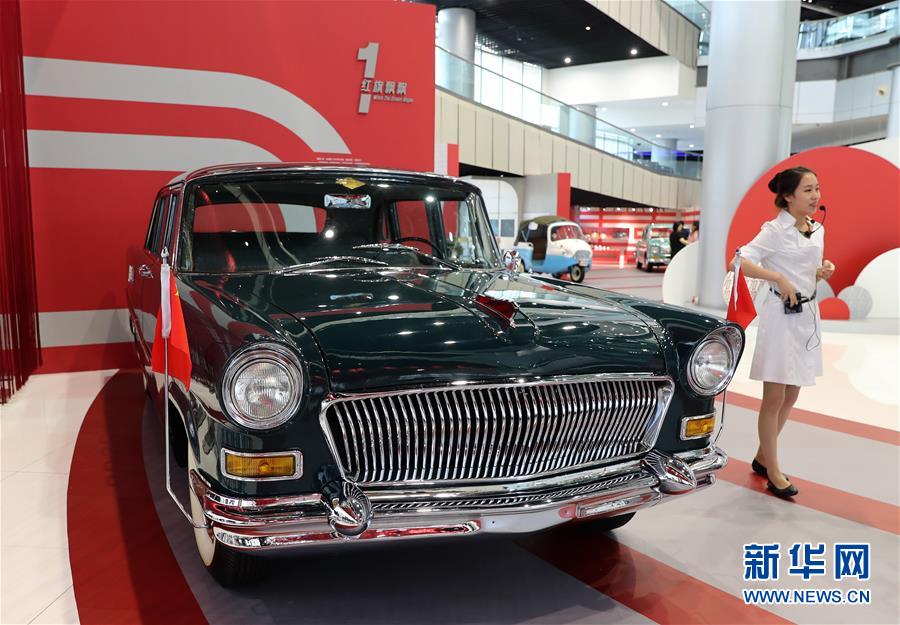 9月26日、1959年に製造された紅旗CA72乗用車について説明するガイド（撮影・劉穎）。