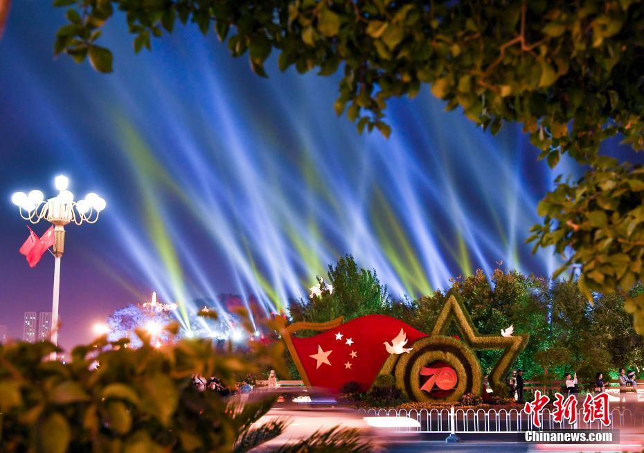 ウルムチで新中国成立70周年を祝うイルミネーションショー　新疆