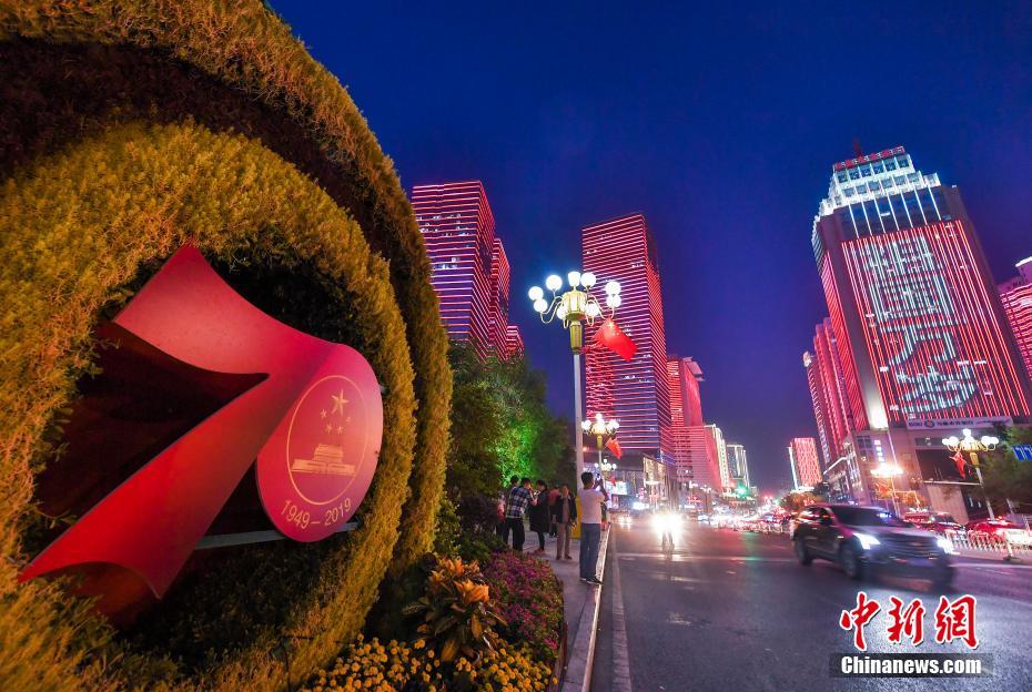 ウルムチで新中国成立70周年を祝うイルミネーションショー　新疆