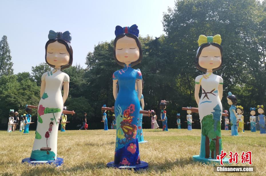 杭州市の西湖天地に出現した大量のチャイナドレス人形（撮影・張茵）。 