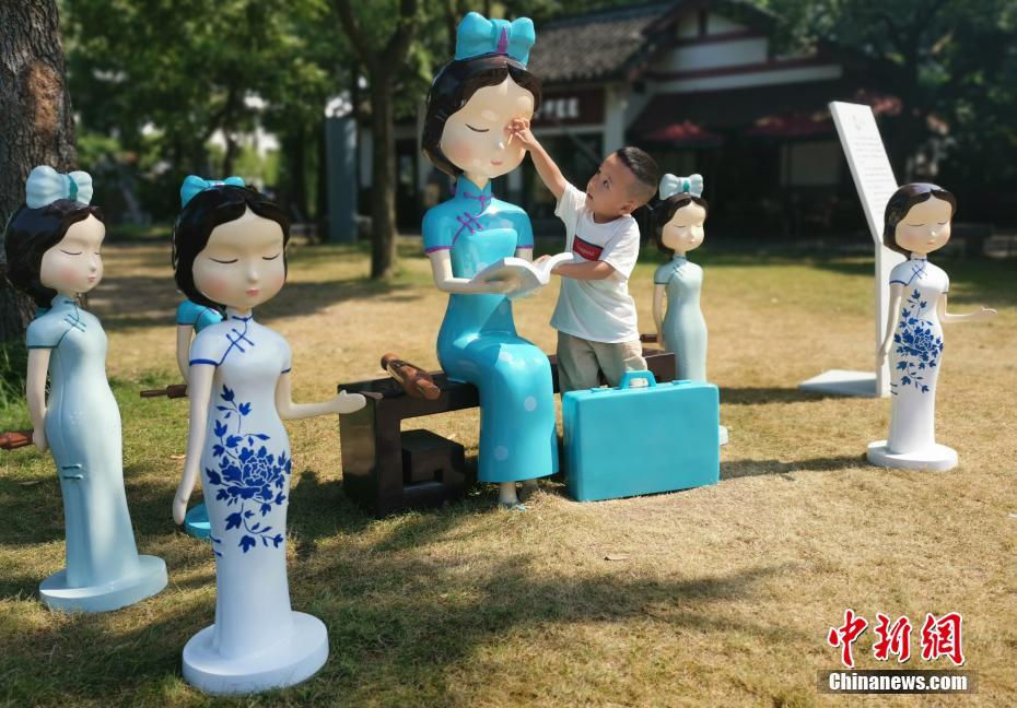 約百体のチャイナドレス人形が杭州西湖に現る！　浙江省