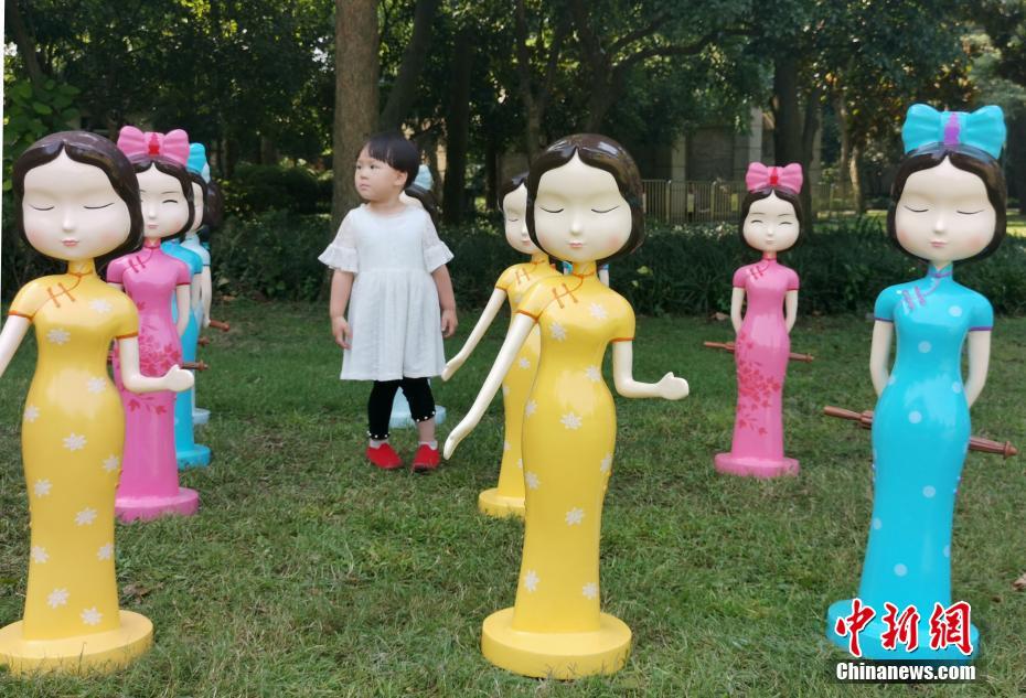 約百体のチャイナドレス人形が杭州西湖に現る！　浙江省