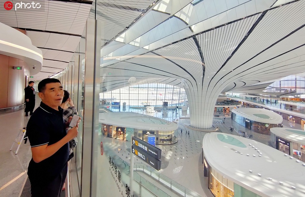 北京大興国際空港を見学する旅客（写真著作権は東方ICが所有のため転載禁止）。 