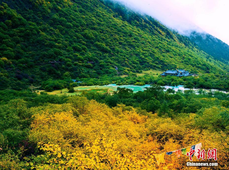 まさに地上に現れた天界の池！人々を魅了する黄竜の秋景色　四川省