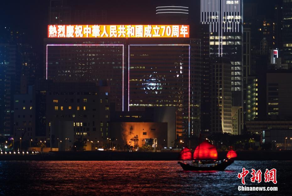香港地区で国慶節を祝う光と音楽のショー「幻彩詠香江」がまもなく開幕
