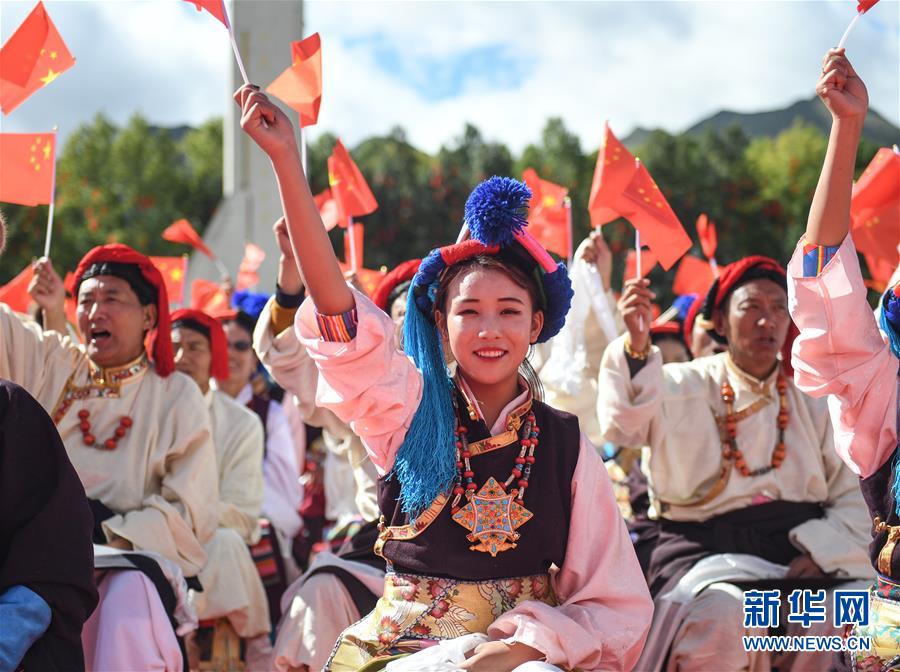 9月29日、民族衣装を着てイベントに参加した人々（撮影・晋美多吉）。
