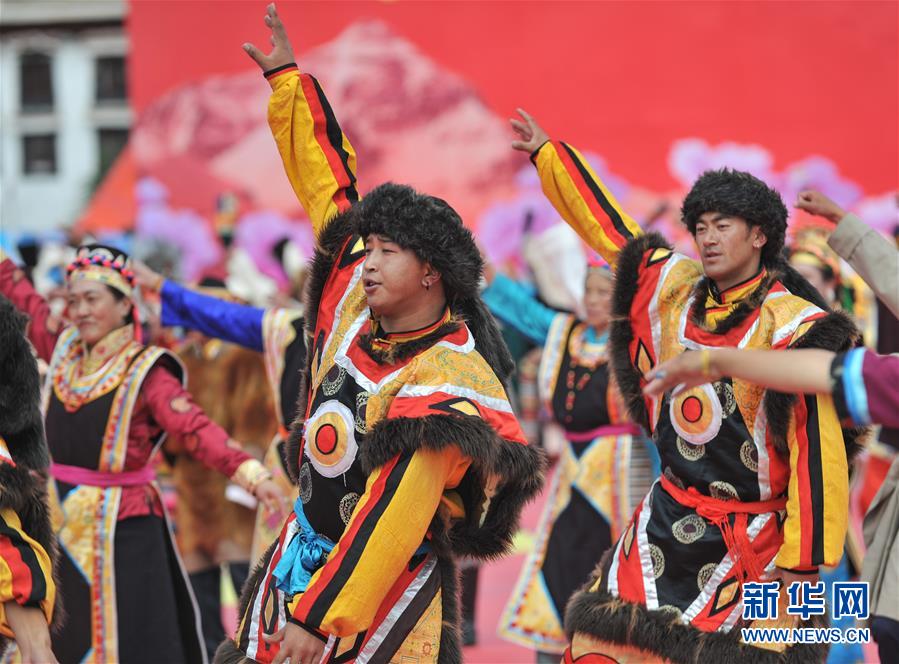 千人鍋荘舞で祖国称えるイベント　西蔵（チベット）自治区