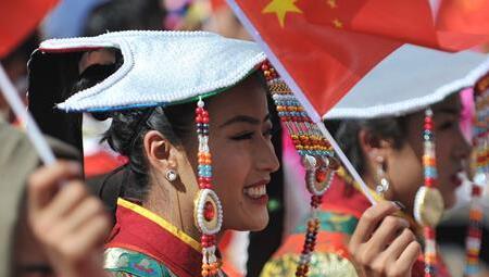 千人鍋荘舞で祖国称えるイベント　西蔵（チベット）自治区