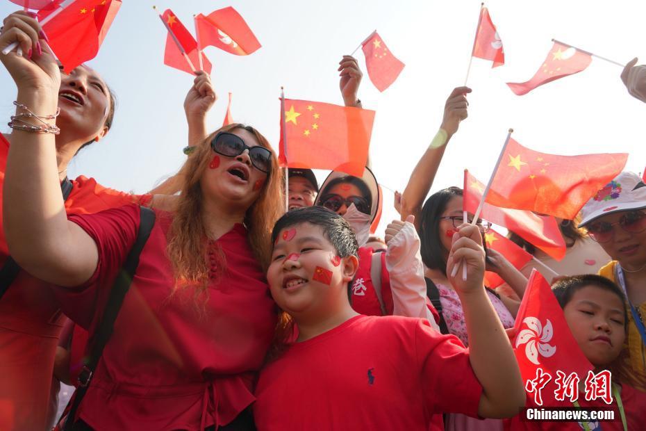 香港地区市民が国慶節祝うイベントに参加 巨大な五星紅旗広げる