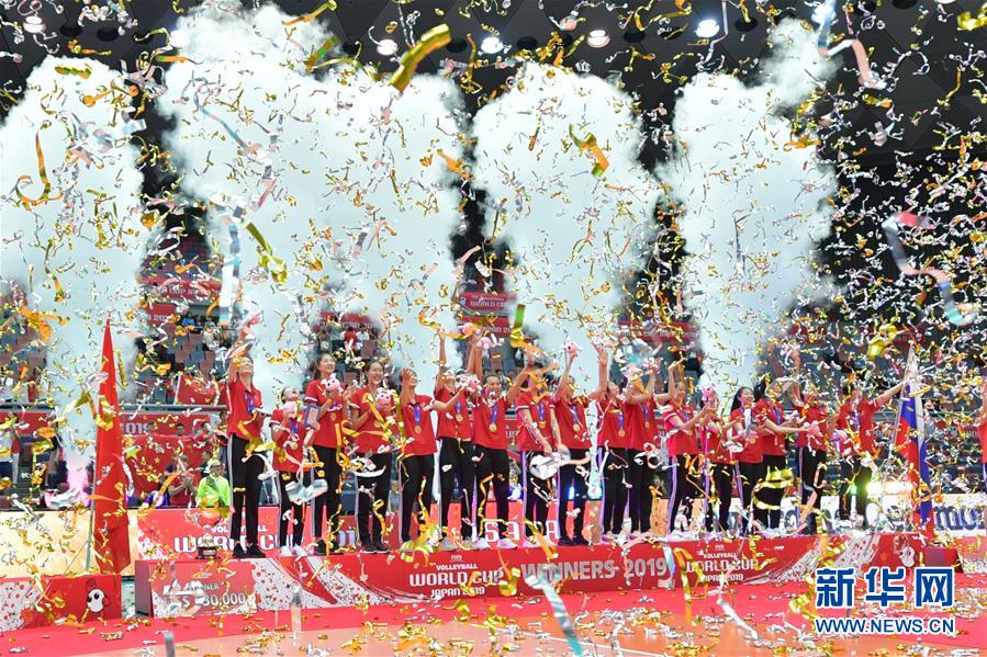 W杯表彰式で優勝祝う中国女子バレーチーム　大阪