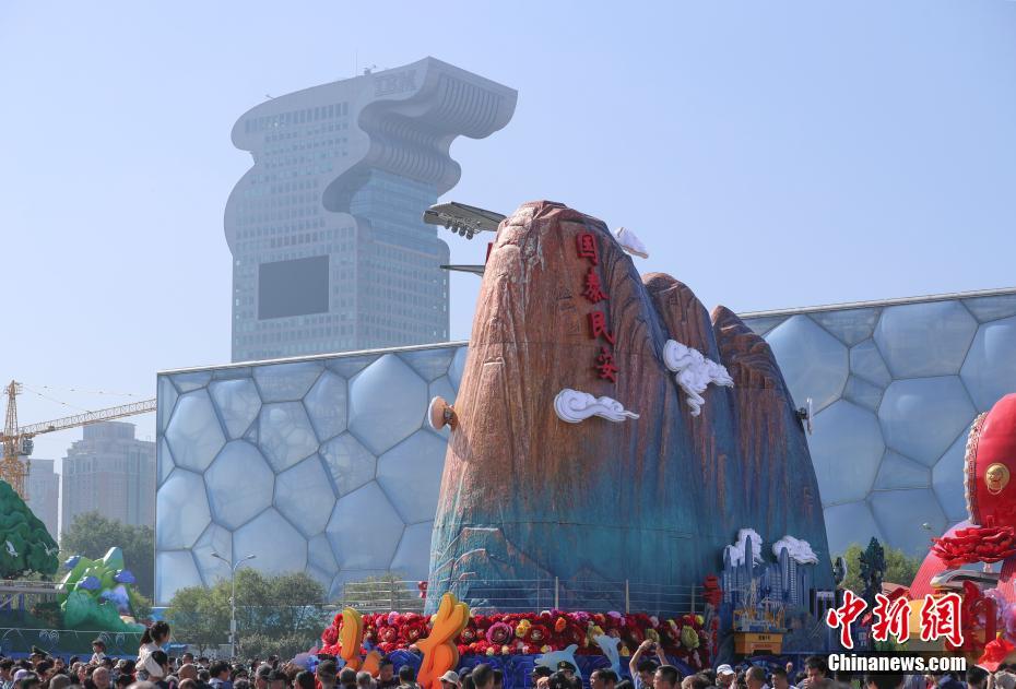 オリンピック公園に国慶節パレードの山車が集結　北京市