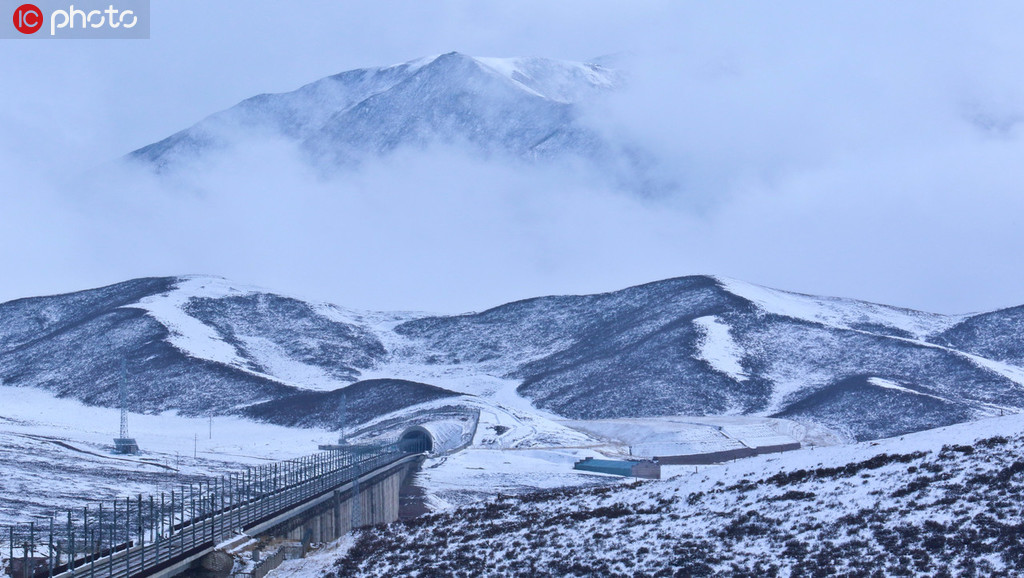 初の積雪で一面の銀世界へと様変わりした甘粛省張掖市の祁連山の様子（写真著作権は東方ICが所有のため転載禁止）。