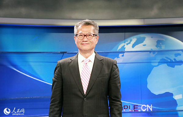 写真：人民網のインタビューを受ける香港特区政府財政司の陳茂波司長（撮影・劉潔妍）。