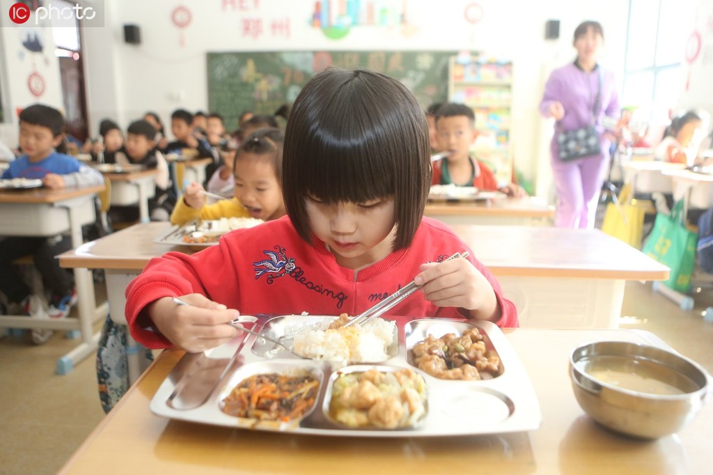 鄭州市の小中学校69校で昼食と学童保育サービススタート　河南省