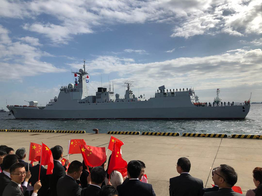 日本の横須賀港に入港した中国海軍のミサイル駆逐艦「太原」。