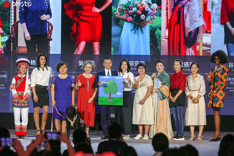 「2019胡潤富豪ランキング」で3度目の中国富豪番付トップとなった馬雲氏。写真は2019世界女性起業大会に出席し、女性の来賓に囲まれ記念撮影した時のもの（写真著作権は東方ICが所有のため転載禁止）。