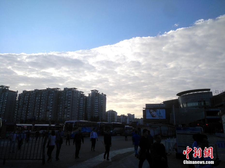 半分、青い？空が雲ですっぱり2分割された奇妙な光景現る　上海市