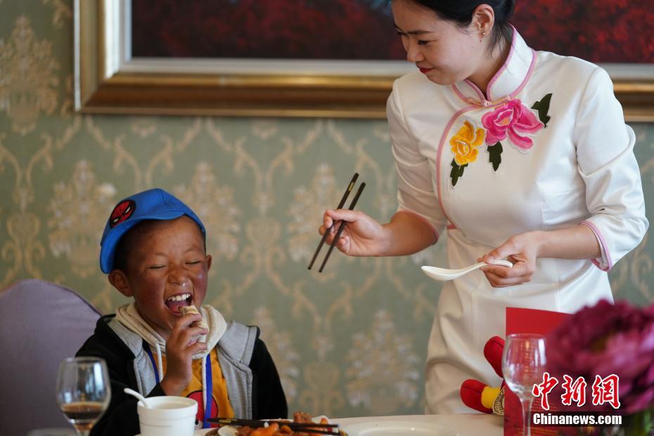 チベットの先天性心臓疾患の小児患者が手術のため北京へ