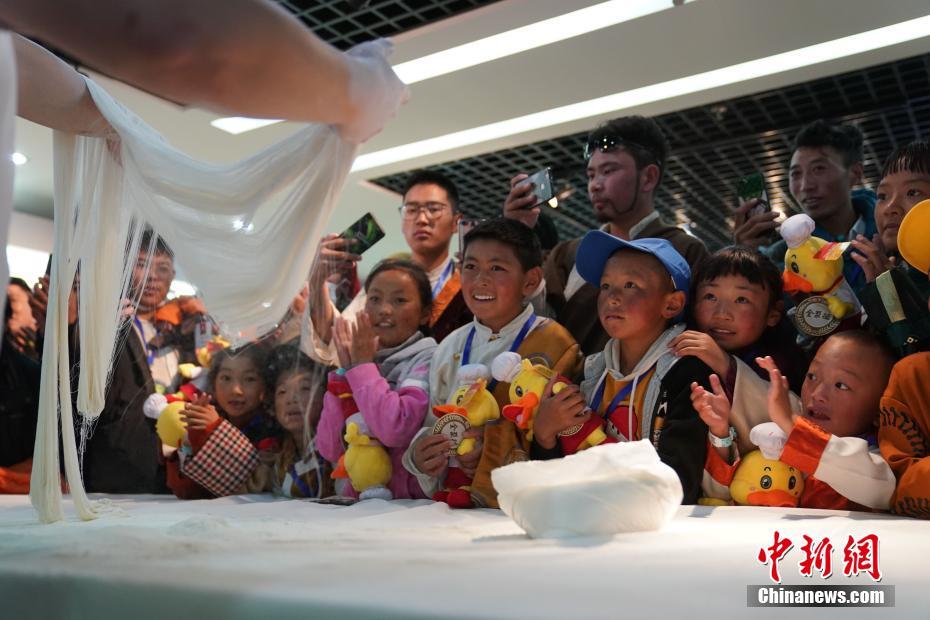 チベットから手術のため北京に来て、全聚徳北京ダック和平門店を訪れた先天性心臓疾患の小児患者たち（10月10日撮影・蘇丹）。