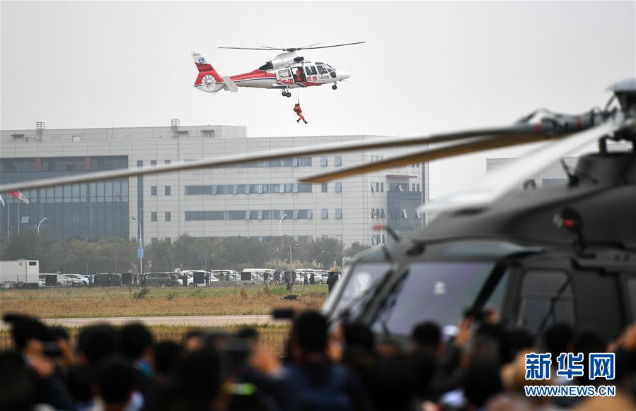 天津国際ヘリコプター博覧会で行われた国産ヘリコプターによる総合救助訓練（撮影・李然）。