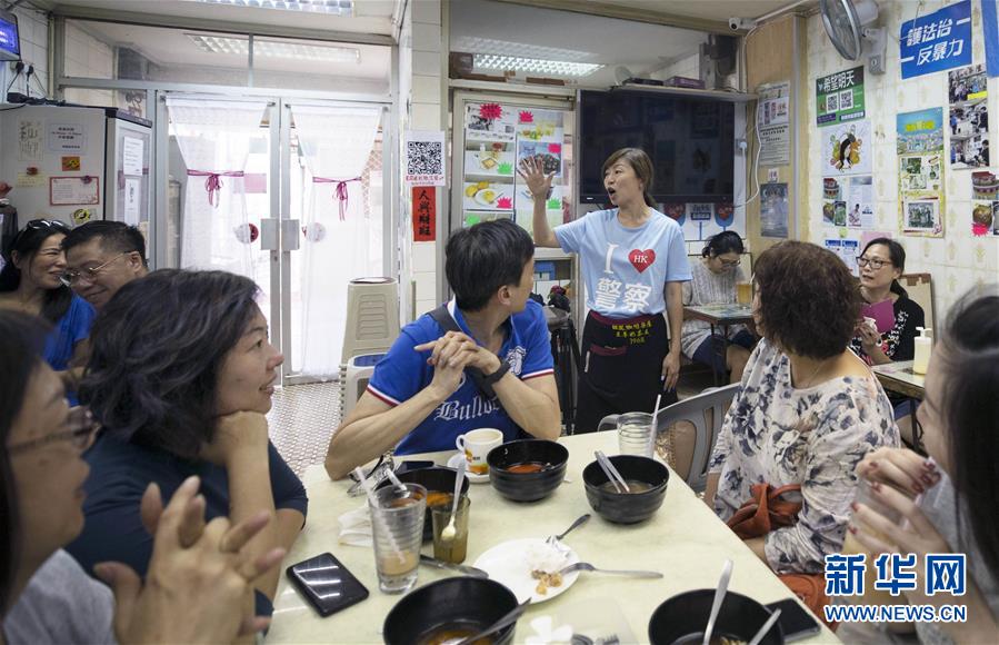 10月10日、李凱瑚さんを応援しようと店に集まった利用客（撮影・盧燁）。