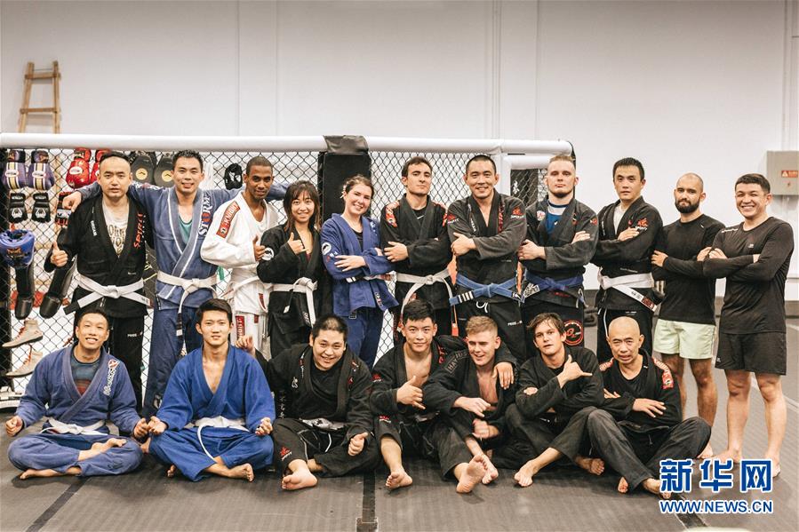 中国や海外からの留学生と一緒に柔術サークルに参加しているステファンさん（写真後列右から4番目、9月28日撮影、ステファンさん提供）。