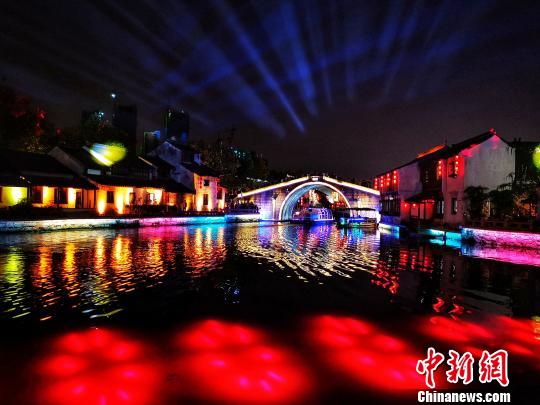 無錫古運河畔のイルミネーションが彩る都市の夜　江蘇