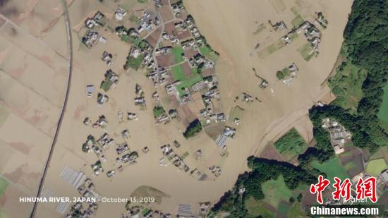 日本の台風被災地の地面に水と食料求める文字