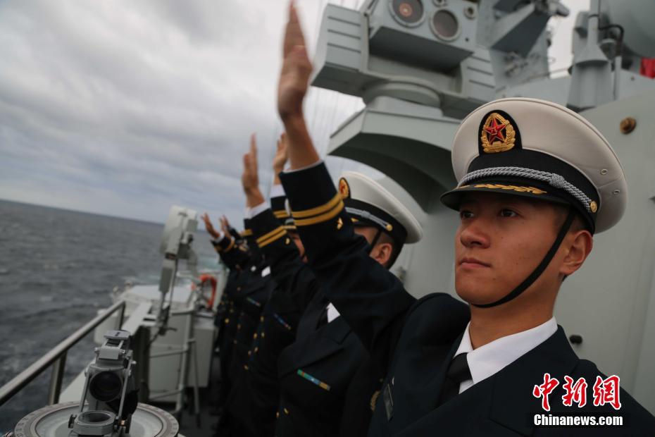 中国海軍の駆逐艦「太原」が帰国にむけ出港、日本の海上自衛隊と合同訓練