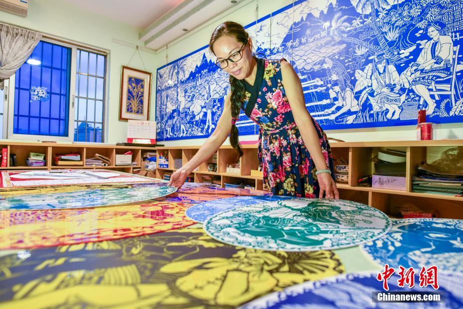 3年かけて56の民族の切り紙細工を完成させた美術教師 　海南省