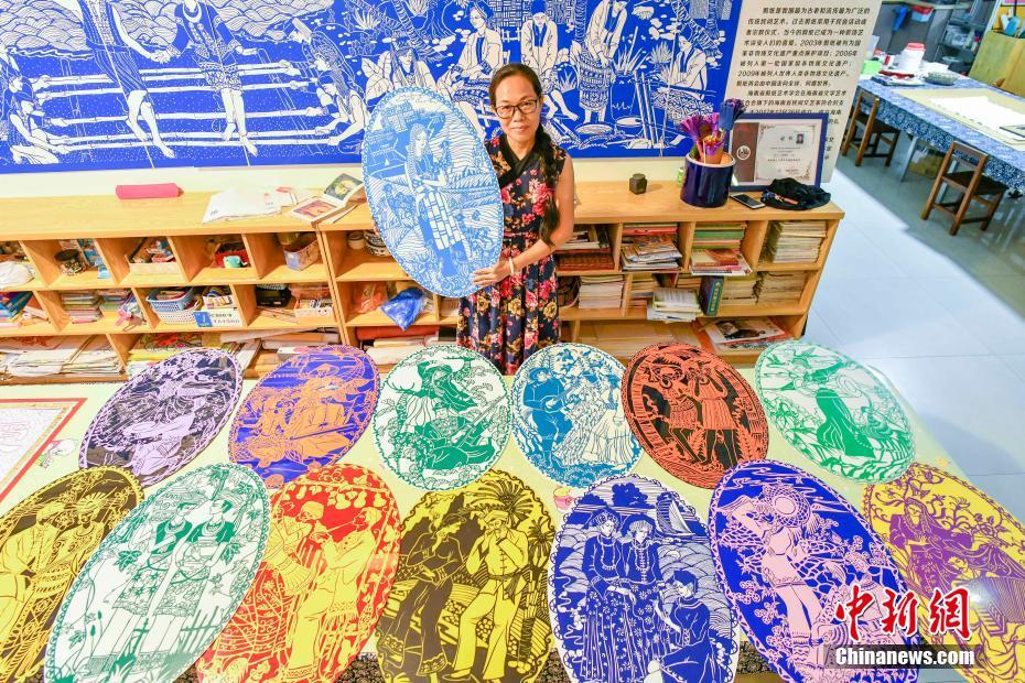 3年かけて56の民族の切り紙細工を完成させた美術教師 　海南省