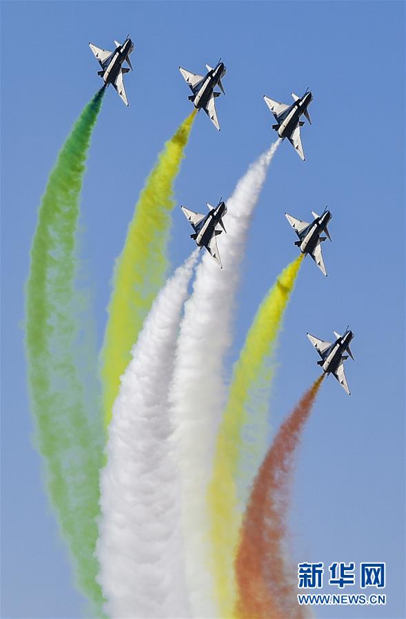 空軍成立70周年を祝い大規模な航空ショー　吉林省