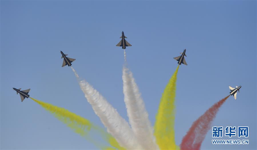 空軍成立70周年を祝い大規模な航空ショー　吉林省