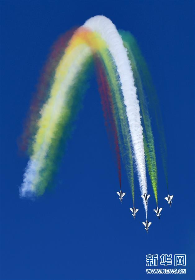殲20、運20が長春の空に舞い　人民空軍創設70周年を祝賀
