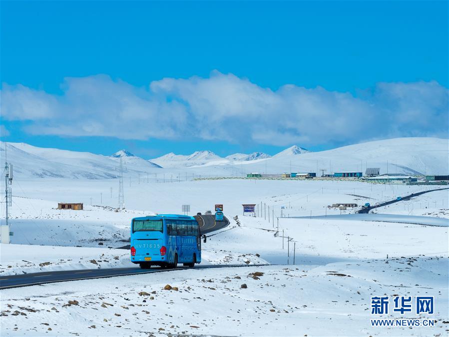 四川とチベット結ぶ道路「川蔵線」にうっすら雪化粧