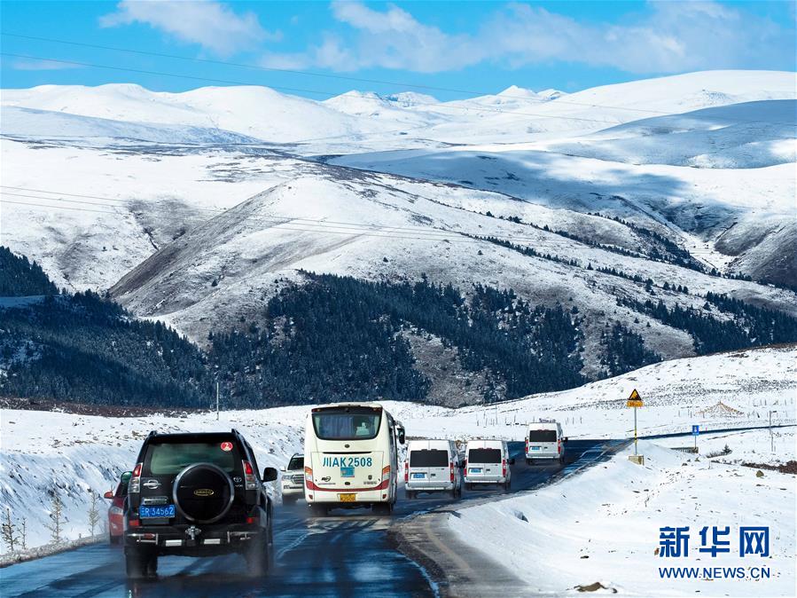 四川とチベット結ぶ道路「川蔵線」にうっすら雪化粧