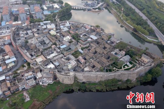 三方を水に囲まれた400年の歴史誇る「砥泪城」　山西省