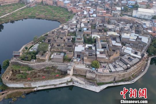 三方を水に囲まれた400年の歴史誇る「砥泪城」　山西省