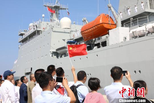 中国海軍「戚継光」艦の訓練航行に日本の軍幹部が同行