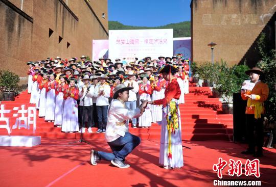 世界中から集まったカップル66組が「瀘沽湖で愛を誓う」イベント