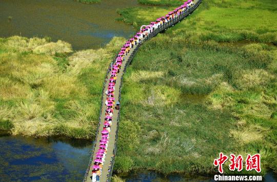 世界中から集まったカップル66組が「瀘沽湖で愛を誓う」イベント