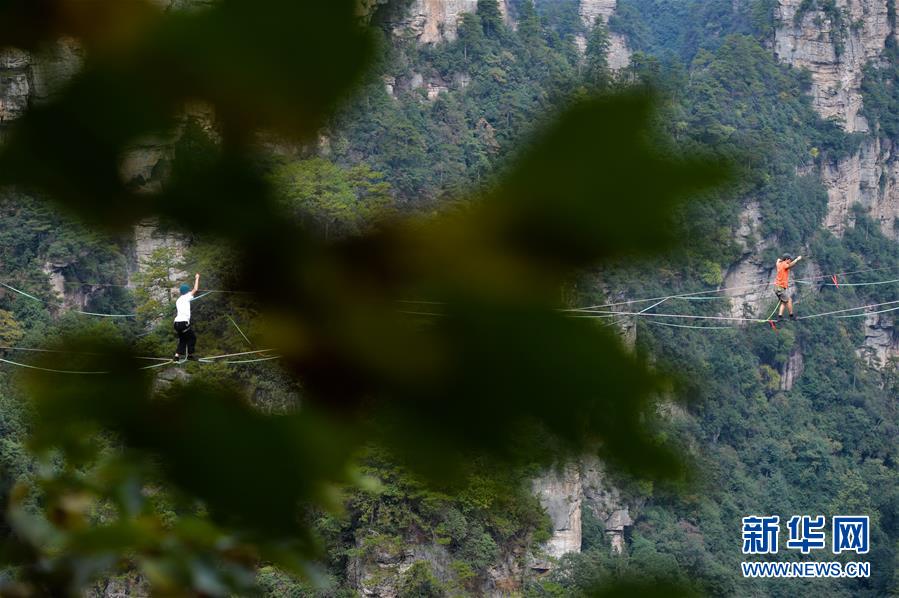 見るだけでゾゾッ！張家界の絶壁で綱渡りスポーツ国際大会　湖南省
