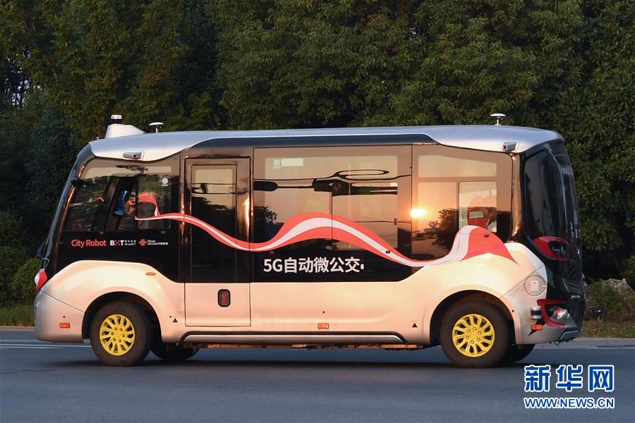 公道を走行する「5G自動マイクロバス」のモデル路線開通　浙江省烏鎮