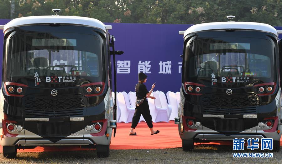 公道を走行する「5G自動マイクロバス」のモデル路線開通　浙江省烏鎮