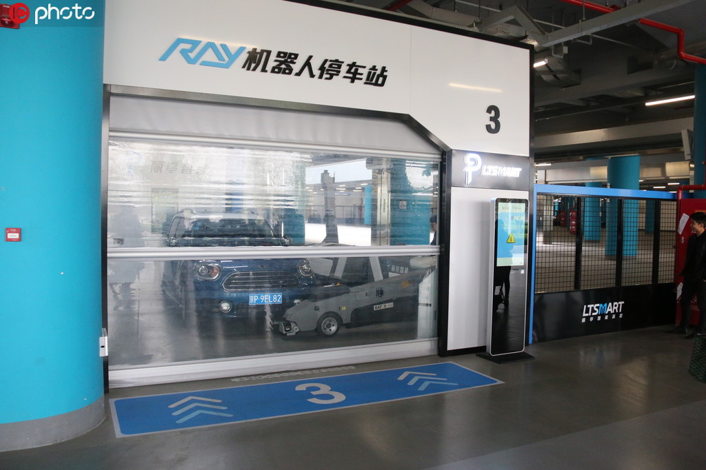 北京大興国際空港に自動駐車ロボット　わずか2分で駐車完了！