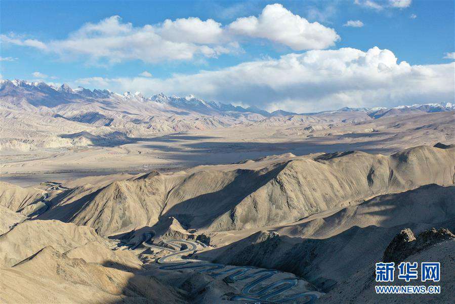 パミール高原をうねるように続く「天上の道」　新疆