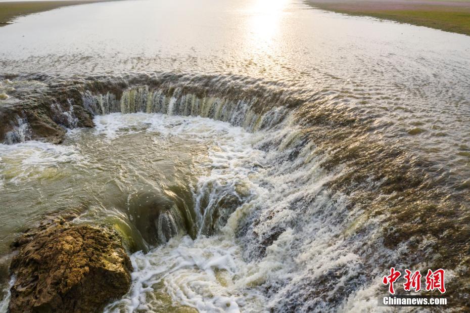 湿地帯に現れた「滔々と流れ落ちる滝」　江西省