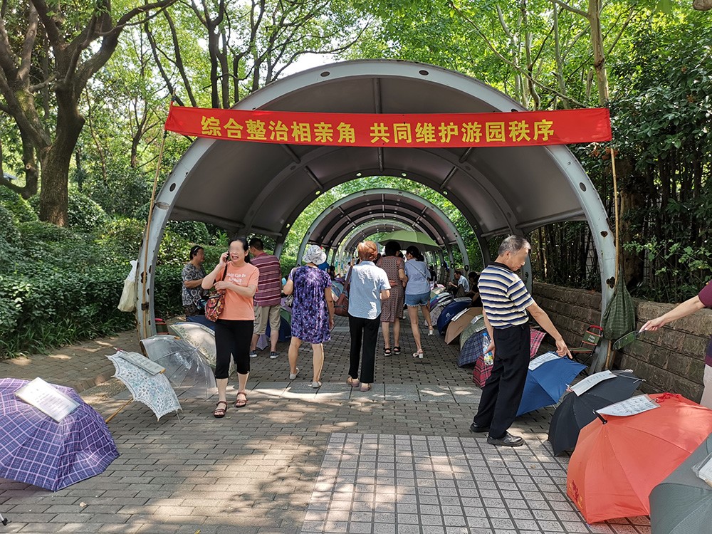 上海人民公園のお見合いコーナー（撮影・劉雲）。